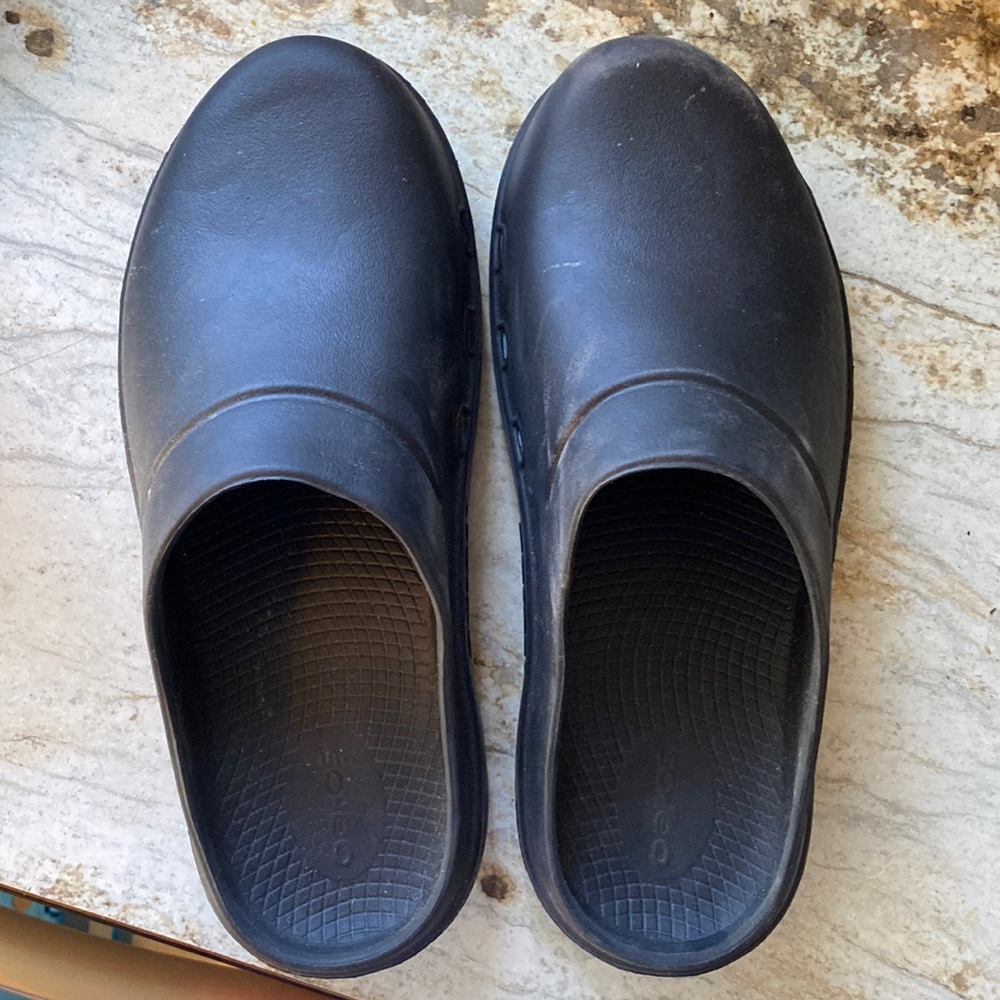 Black Oofos